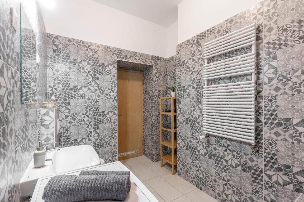 Central Gozsdu Apartment In The Party Street Budapest Kültér fotó