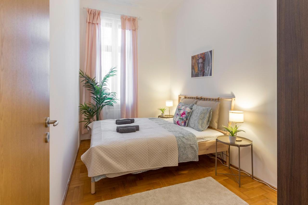 Central Gozsdu Apartment In The Party Street Budapest Kültér fotó