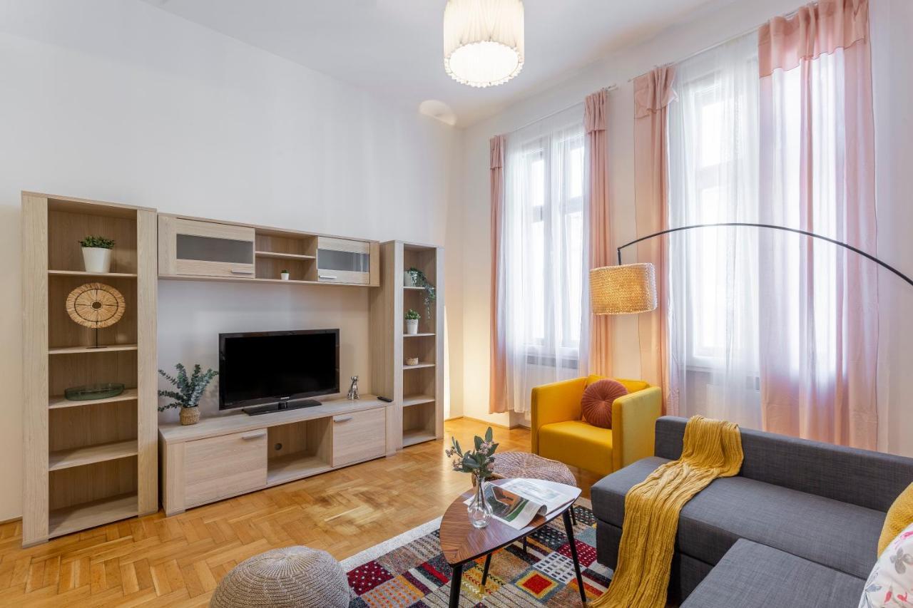 Central Gozsdu Apartment In The Party Street Budapest Kültér fotó