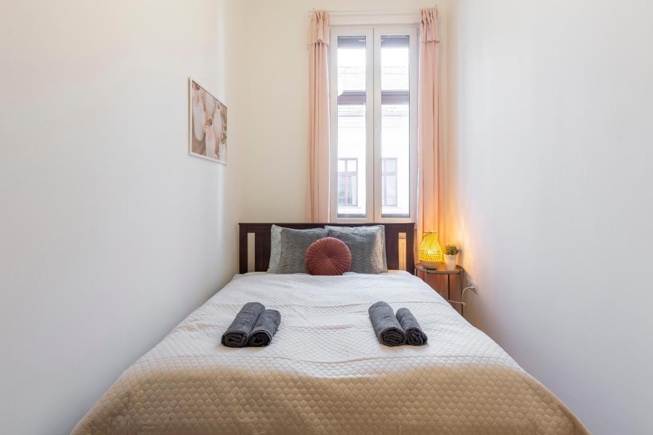 Central Gozsdu Apartment In The Party Street Budapest Kültér fotó